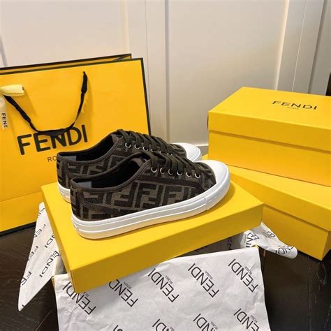 รองเท้าผ้าใบ fendi